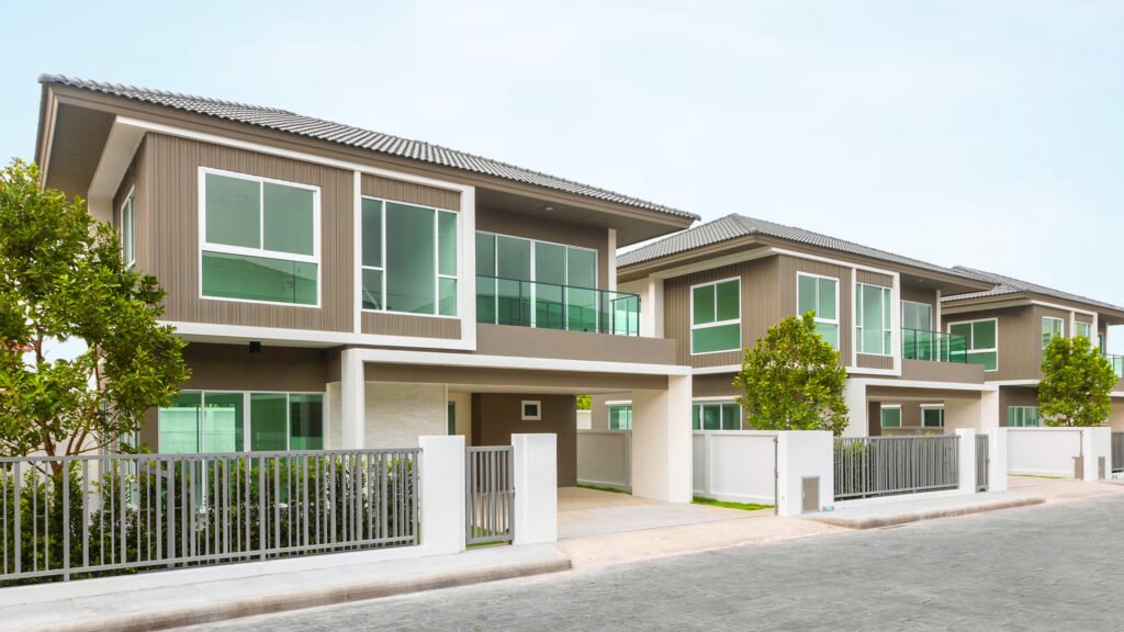 บรรยากาศภายในโครงการบ้านจัดสรร Be Twenty บ้านเดี่ยวโมเดิร์นพร้อมโรงจอดรถ ดีไซน์กระจกบานใหญ่ และถนนหน้าบ้านที่กว้างขวาง