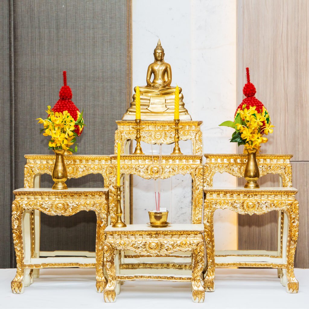 โต๊ะหมู่บูชาพระพุทธรูปทองเหลืองประดับดอกไม้เหลือง ของมงคลติดบ้านใหม่