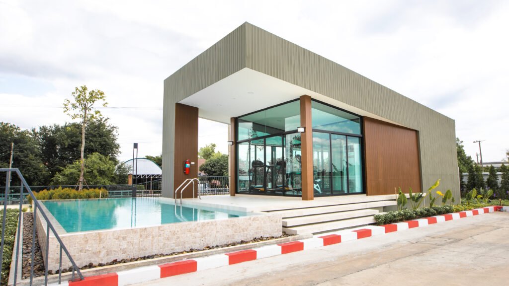 คลับเฮาส์ สระว่ายน้ำ และฟิตเนสส่วนกลาง โครงการ The Waterfront บ้าน ริมน้ำ นนทบุรี
